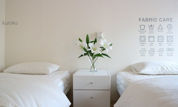 ベッドもカバーも無印で整えた寝室の画像