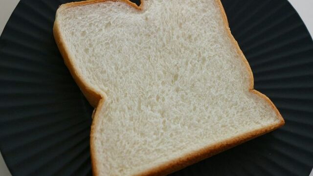 押しつぶされた食パンの画像