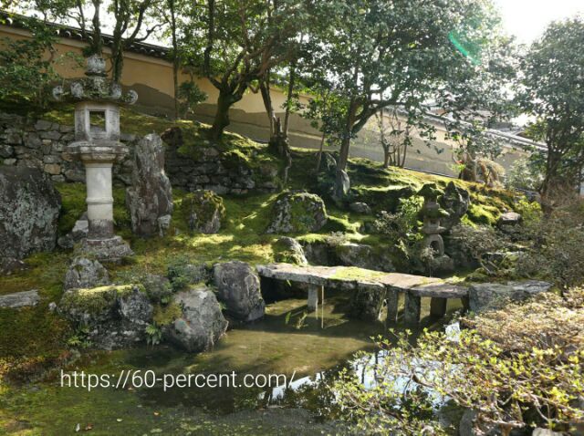 霊鑑寺の庭園の画像
