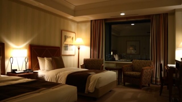 スッキリ片付いたホテルの部屋の画像