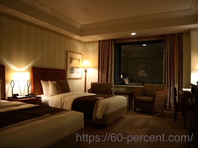 スッキリ片付いたホテルの部屋の画像