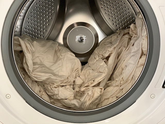 自宅の洗濯機で洗った直後の肌掛け羽毛布団の画像