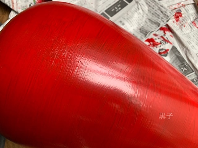 赤のペンキで塗った壺の画像